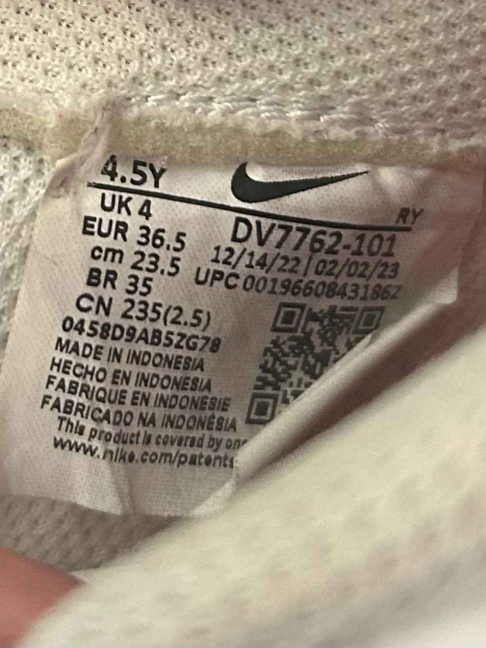 Nike White Sneakers with Red Trim — Low-Top Casual Shoes